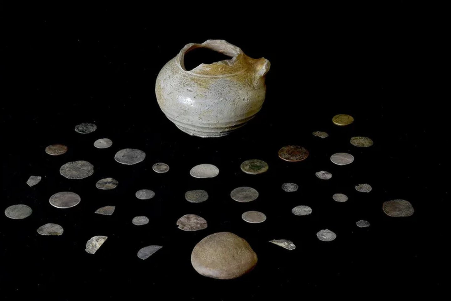 Archeologai židinyje aptiko monetų pripildytą indą namelyje, kuriame gyveno Alasdairas MacDonaldas – nužudytas MacDonaldų klano vadas.<br>Garetho Beale nuotr.
