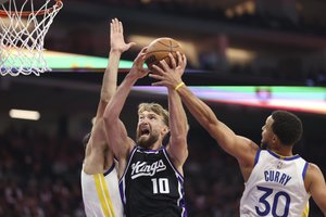 Įspūdinga NBA naktis: D. Sabonis pakartojo asmeninį rekordą, bet pergalę šventė šou užkūręs S. Curry