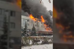 Rusijoje – didžiulis gaisras viešbutyje: dega visi keturi pastato aukštai