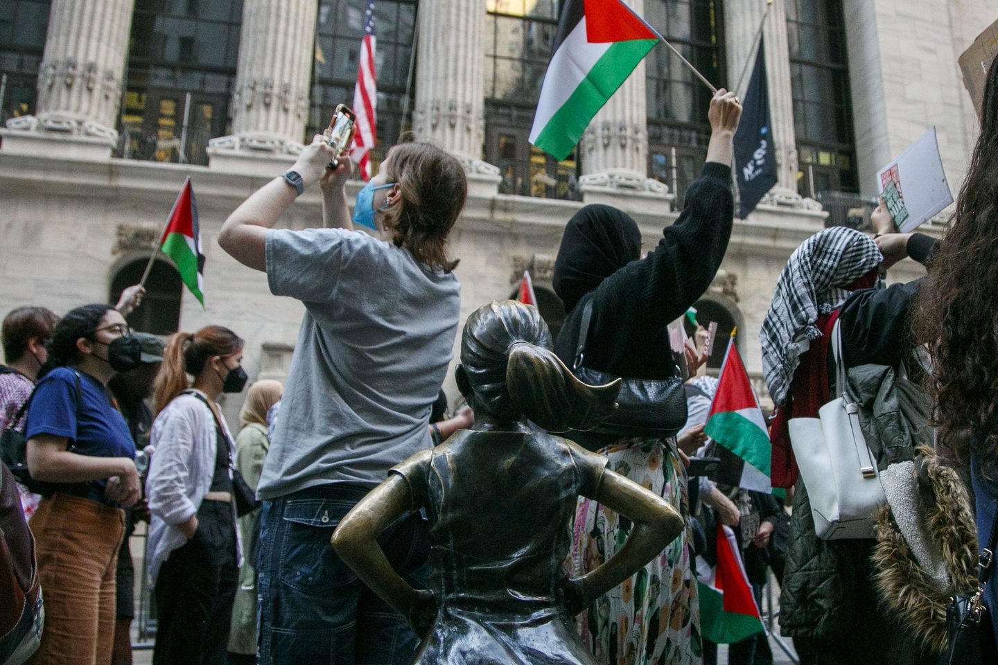 Niujorke žmonės žygiuoja Brodvėjumi per protestą Palestinai paremti. Grupė protestuoja prieš JAV ginklų gamybos ir investicijų bendroves, gaminančias bombas, kurios, jų teigimu, numetamos ant Gazos Ruožo.<br>EPA-ELTA nuotr.