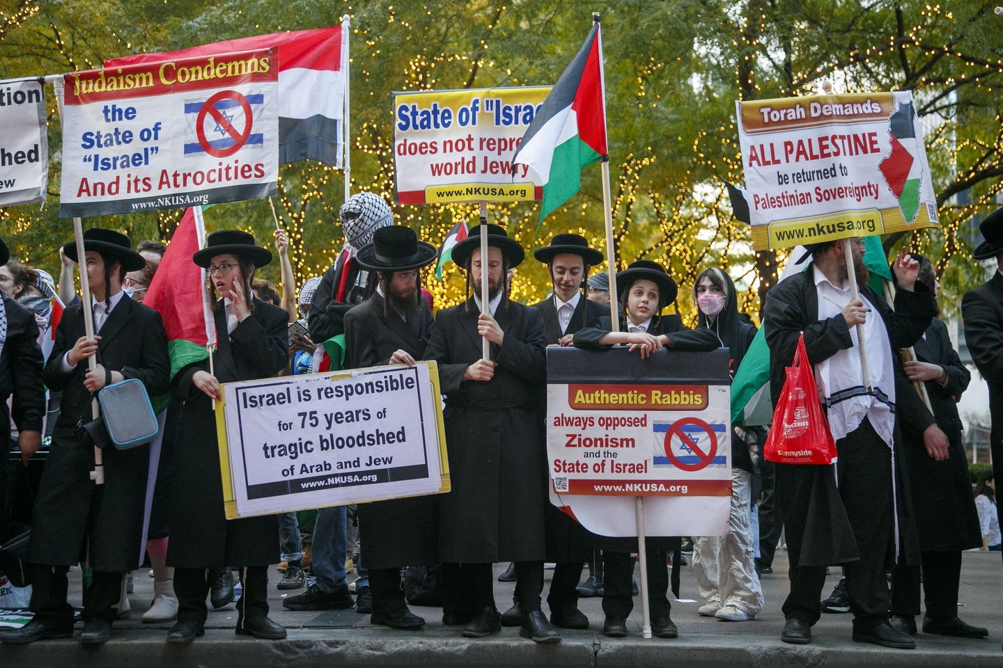 Niujorke žmonės žygiuoja Brodvėjumi per protestą Palestinai paremti. Grupė protestuoja prieš JAV ginklų gamybos ir investicijų bendroves, gaminančias bombas, kurios, jų teigimu, numetamos ant Gazos Ruožo.<br>EPA-ELTA nuotr.