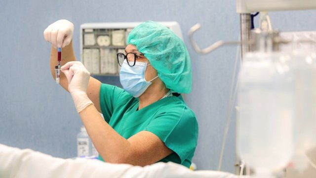 Kauno klinikose – išskirtinė operacija: sėkmingai atlikta procedūra suteikia vilties sergantiems rimta liga
