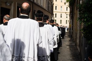 Lenkijos kunigų sekso vakarėlio detalės šokiruoja: dalyvavo prostitutas, slėptas perdozavęs vyras