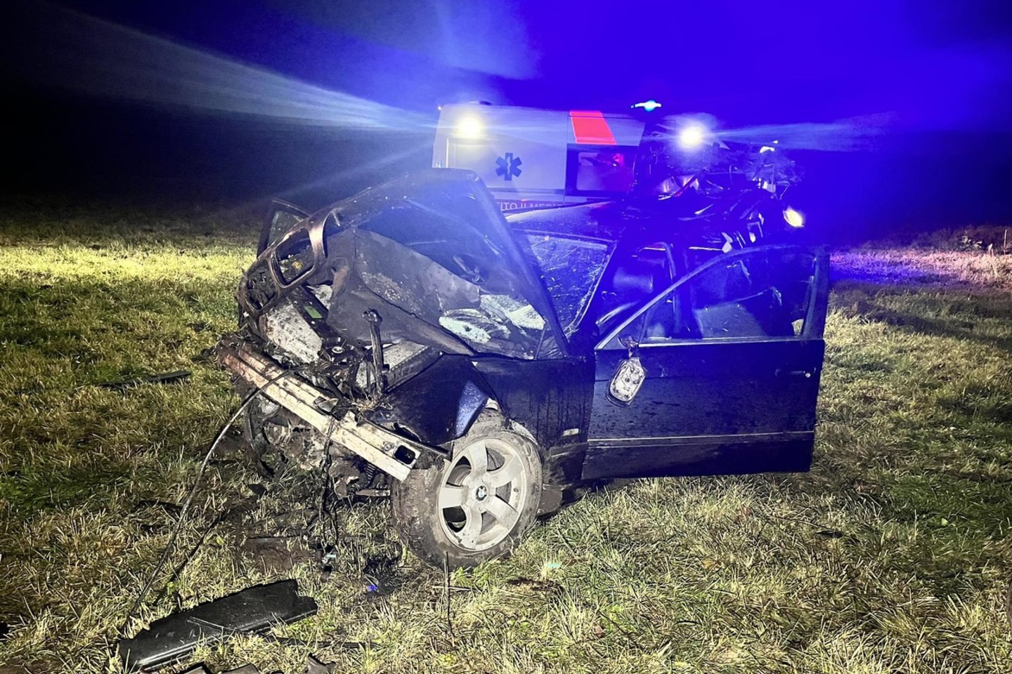  Lazdijų rajone per avariją žuvo šį BMW automobilį vairavęs 24 metų jaunuolis. <br> Alytaus apskrities VPK nuotr. 