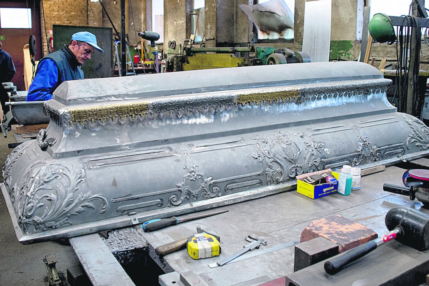 R.Starkaus rūpestis – vandalų smarkiai nuniokotas grafienės Sofijos Tiškevičienės sarkofagas.