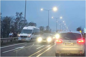 Magistralėje Kaunas-Vilnius keleivinis mikroautobusas susidūrė su BMW: reisą teko netikėtai nutraukti