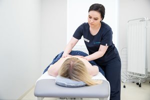 Tai žino ne visos nėštukės: pataria, kaip efektyviai sumažinti nugaros skausmus ir net pagerinti miegą