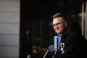 Vaikystė be interneto ir žaidimai su skaitytojais: 10 faktų apie T. Dirgėlą ir technologijas