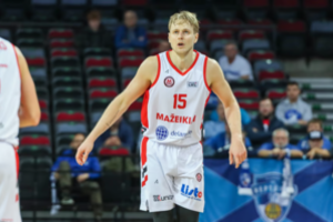 D. Dolencas be krepšinio praleis iki 3 mėnesių