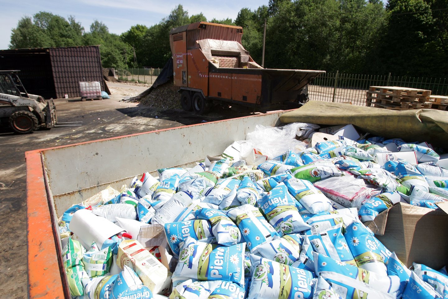 Seimo tyrimų skyriaus atlikta apklausa rodo, kad didžioji dauguma Lietuvos savivaldybių atskirą maisto ir virtuvės atliekų surinkimą didesniu ar mažesniu mastu ir planuoja pradėti 2024 m., vis dėlto ne visos savivaldybės pokyčiams yra tinkamai pasiruošusios.<br>T.Bauro nuotr.