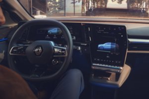 Pirmas kartas prie elektromobilio vairo: naudingi patarimai, kurie leis mėgautis kelione