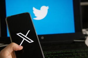 Bando gelbėti skęstantį laivą? „Twitter“ pavadinimu žinomoje platformoje – E. Musko atnaujinimai