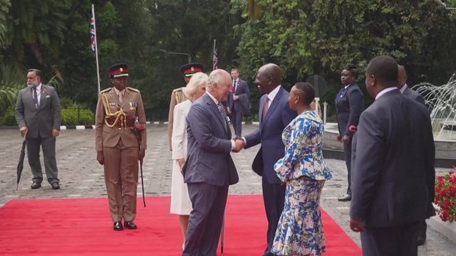 Karalius Karolis III lankosi Kenijoje: afrikiečiai ragina atsiprašyti dėl kruvinos praeities