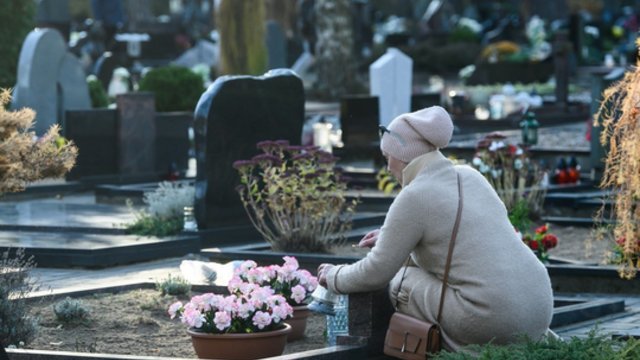 Žmonės nuo ankstaus ryto skubėjo aplankyti artimųjų kapus: kainų nežiūri ir stengiasi kuo gražiau papuošti