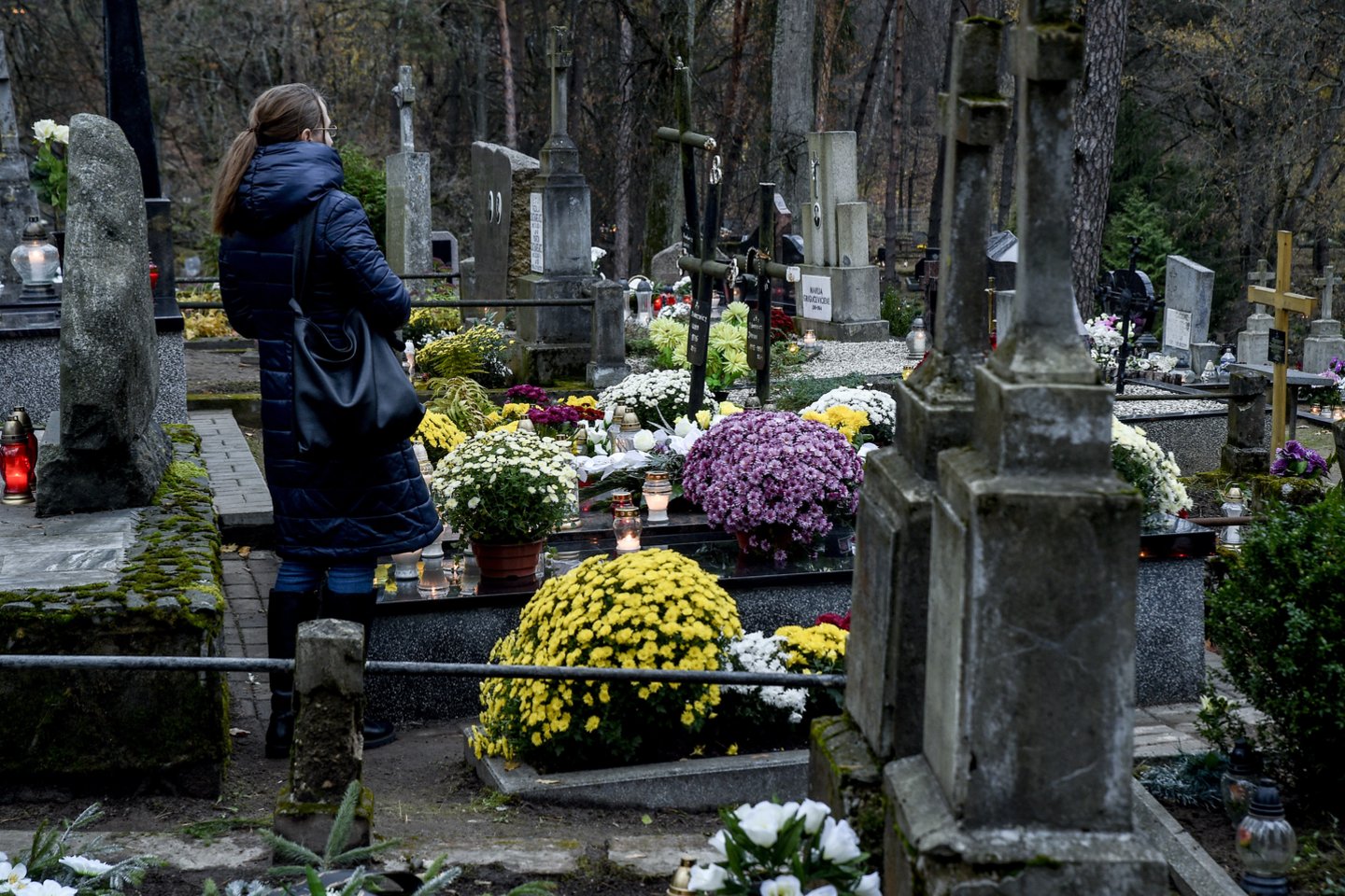 Dvi pirmąsias lapkričio mėnesio dienas tūkstančiai žmonių lanko artimųjų kapus.<br>V.Ščiavinsko nuotr.