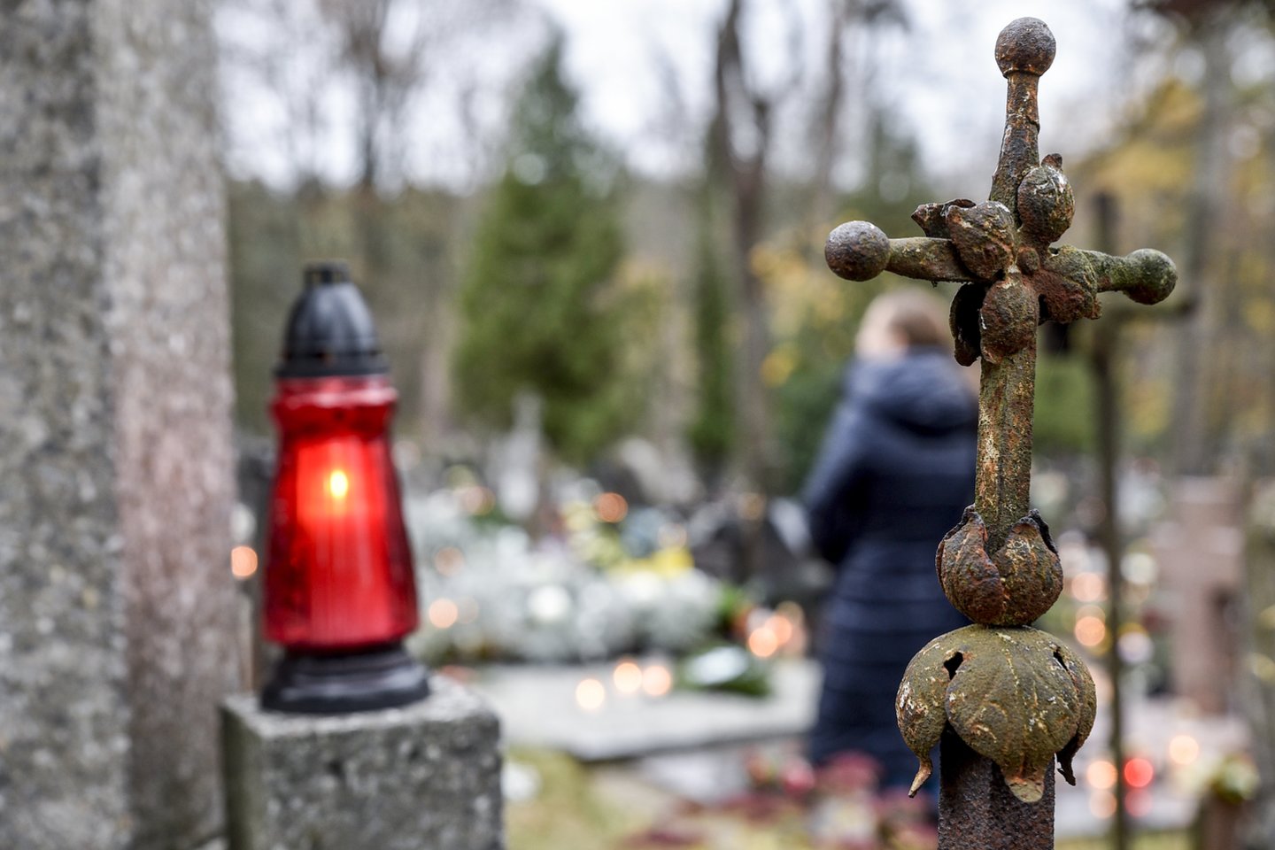Dvi pirmąsias lapkričio mėnesio dienas tūkstančiai žmonių lanko artimųjų kapus.<br>V.Ščiavinsko nuotr.