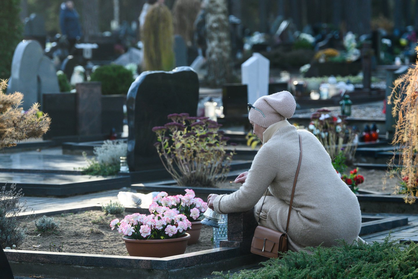 Dvi pirmąsias lapkričio mėnesio dienas tūkstančiai žmonių lanko artimųjų kapus.<br>V.Skaraičio nuotr.