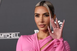 Kim Kardashian Helovino dekoracijos papiktino gerbėjus: gerbėjai kaltino nejautrumu karo pasaulyje kontekste