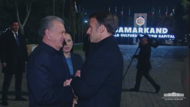 E. Macronas tęsia vizitą Centrinėje Azijoje: prezidentas šiltai sutiktas Šilko kelio mieste