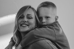 Autistišką sūnų auginanti mama dalijasi būdu, kaip pamilti autizmą: reikia nustoti kaltinti