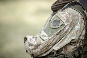 Antisemitinius grasinimus kurso kolegai siuntęs Lietuvos kariuomenės savanoris pats paliko tarnybą