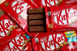 Batonėlių „Kit-Kat“ gamintoja „Nestle“ tęsia veiklą Rusijoje