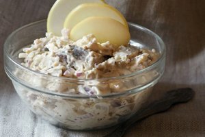 Beprotiškai skani silkė su salierais, obuoliais ir garstyčiomis taps bet kokio stalo puošmena