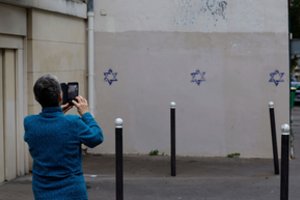 Paryžiuje nelegalūs imigrantai iš Moldovos piešė ant pastatų sienų Dovydo žvaigždes