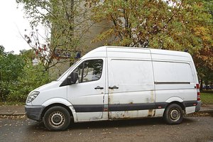 Daugiabučių kiemuose – šimtai senienų: automobilį statytis trukdo ir traktorius