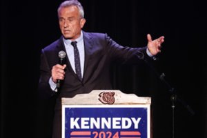 Sąmokslo teorijų puoselėtojas nusitaikė į Baltuosius rūmus: žada atimti balsus iš D. Trumpo ir J. Bideno