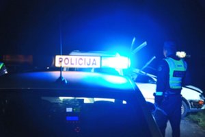 Girtos moters „Lexus“ Alytuje trenkėsi į sieną, girto ir beteisio vyro „Ford“ Prienų r. nusivartė į griovį