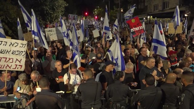 Prie Izraelio premjero namų – šimtai žmonių: reikalavo atsistatydinti