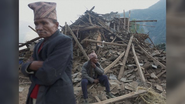 Nepale gelbėtojams tenka lenktyniauti su laiku: po griuvėsiais ieško išgyvenusiųjų