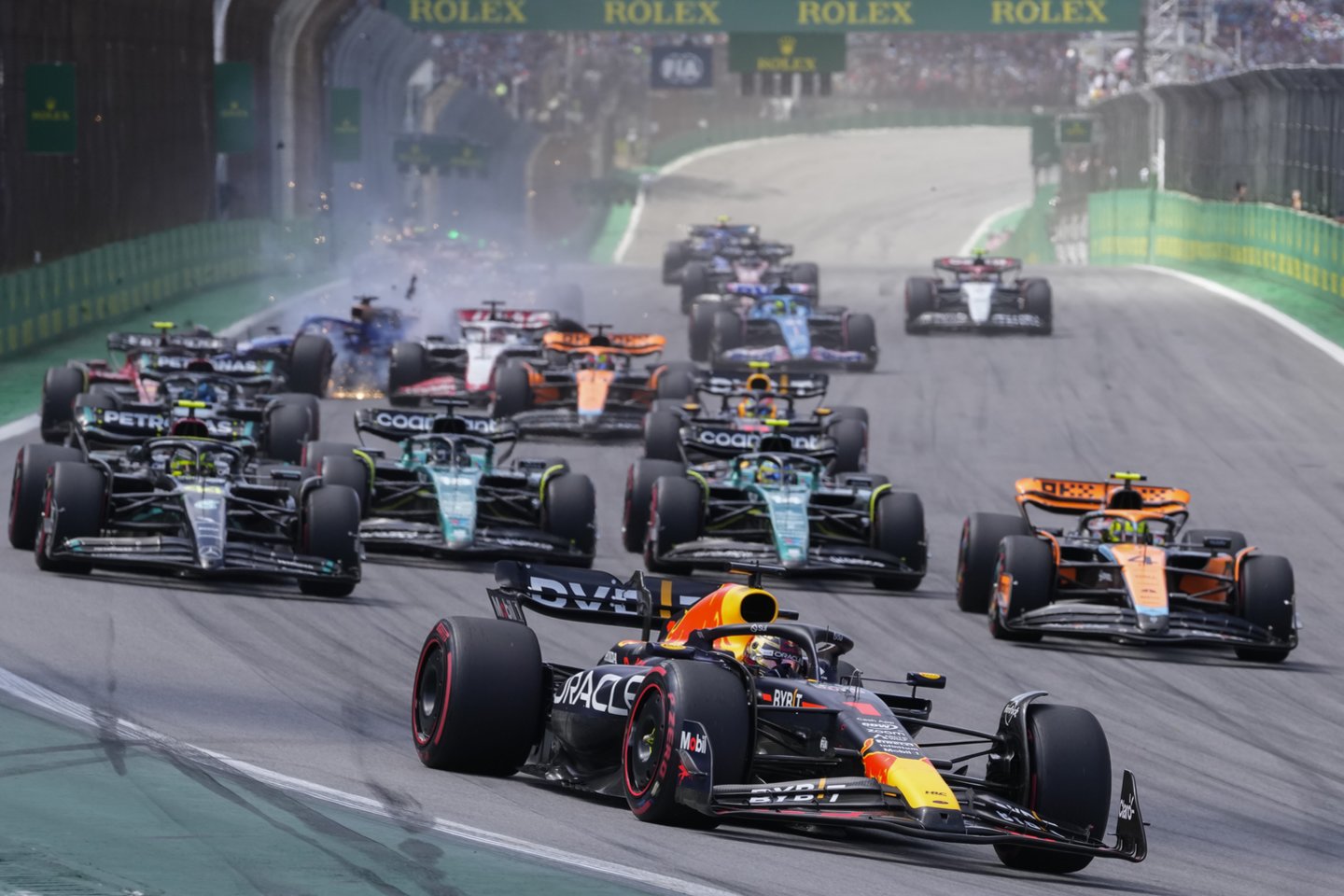  Brazilijos lenktynėse – M. Verstappeno pergalė ir ant podiumo sugrįžęs F. Alonso<br> AP/Scanpix nuotr.