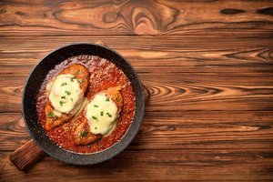 Imk du, o mokėk tik už vieną: pigūs bei gardūs vištienos kepsneliai ir populiarus rudens desertas