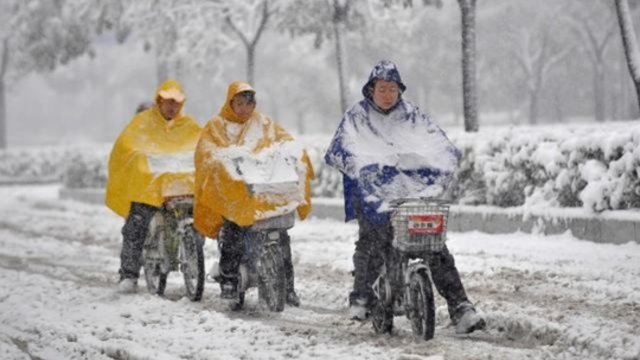 Netikėta žiema Kinijos miestuose: parodė namus ir gatves dengiantį sniego sluoksnį