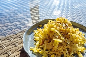 Troškinti kopūstai su ciberžolėmis ir kmynais: ne tik skanu, bet ir figūrai naudinga