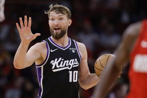 Be variantų: blankus D. Sabonis ir „Kings“ buvo sutriuškinti „Rockets“