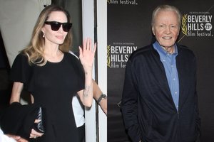 A. Jolie pasmerkė Izraelio atsaką į „Hamas“ išpuolius ir sulaukė savo tėvo kritikos