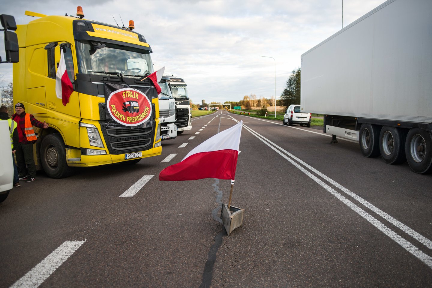 Ukraina tvirtina laukianti oficialių reikalavimų iš protestuojančių Lenkijos sunkvežimių vairuotojų.<br>ZUMAPRESS.com/Scanpix nuotr.
