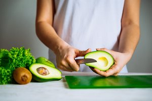 Šefas pamokė, kaip laikyti perpjautą avokadą: tereikės vienos paprastos priemonės