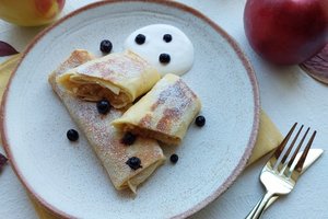 Lietiniai blynai su obuoliais ir cinamonu kutens nosį nuostabiais aromatais