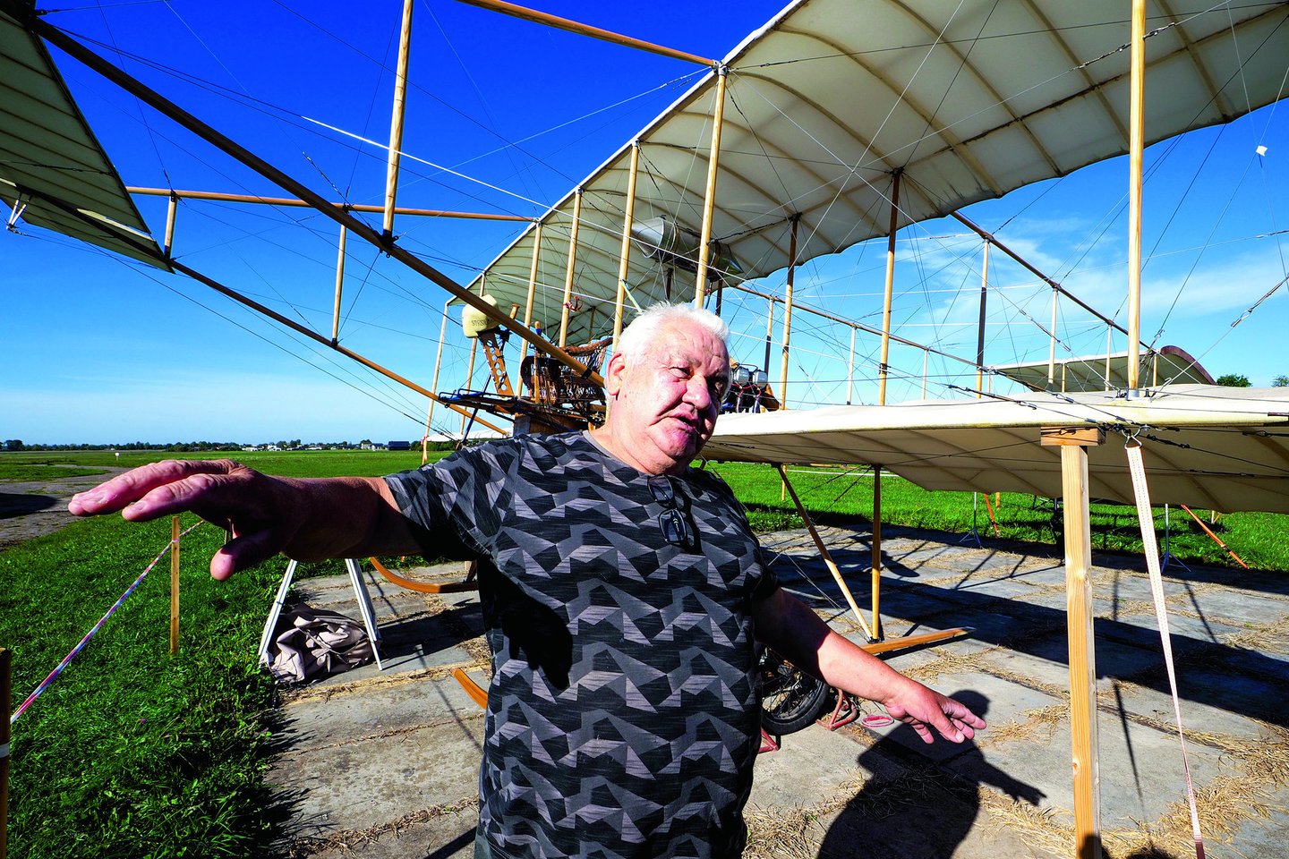 Stanislovas Čepaitis (73 m.) kasdien aplanko Stetiškių aerodrome stovintį savo kūrinį.<br>V.Ščiavinsko nuotr.