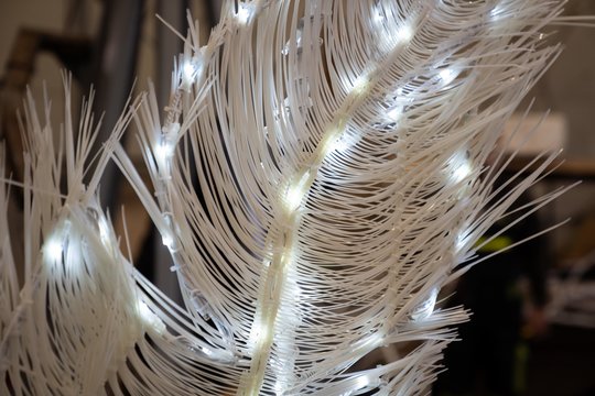 Šių metų Kauno Kalėdų eglė bus apsupta baltais pūkuotais sparnais, tarsi virš miesto sklandantys angelai būtų išbarstę savo plunksnas.<br> G. Bitvinsko nuotr.