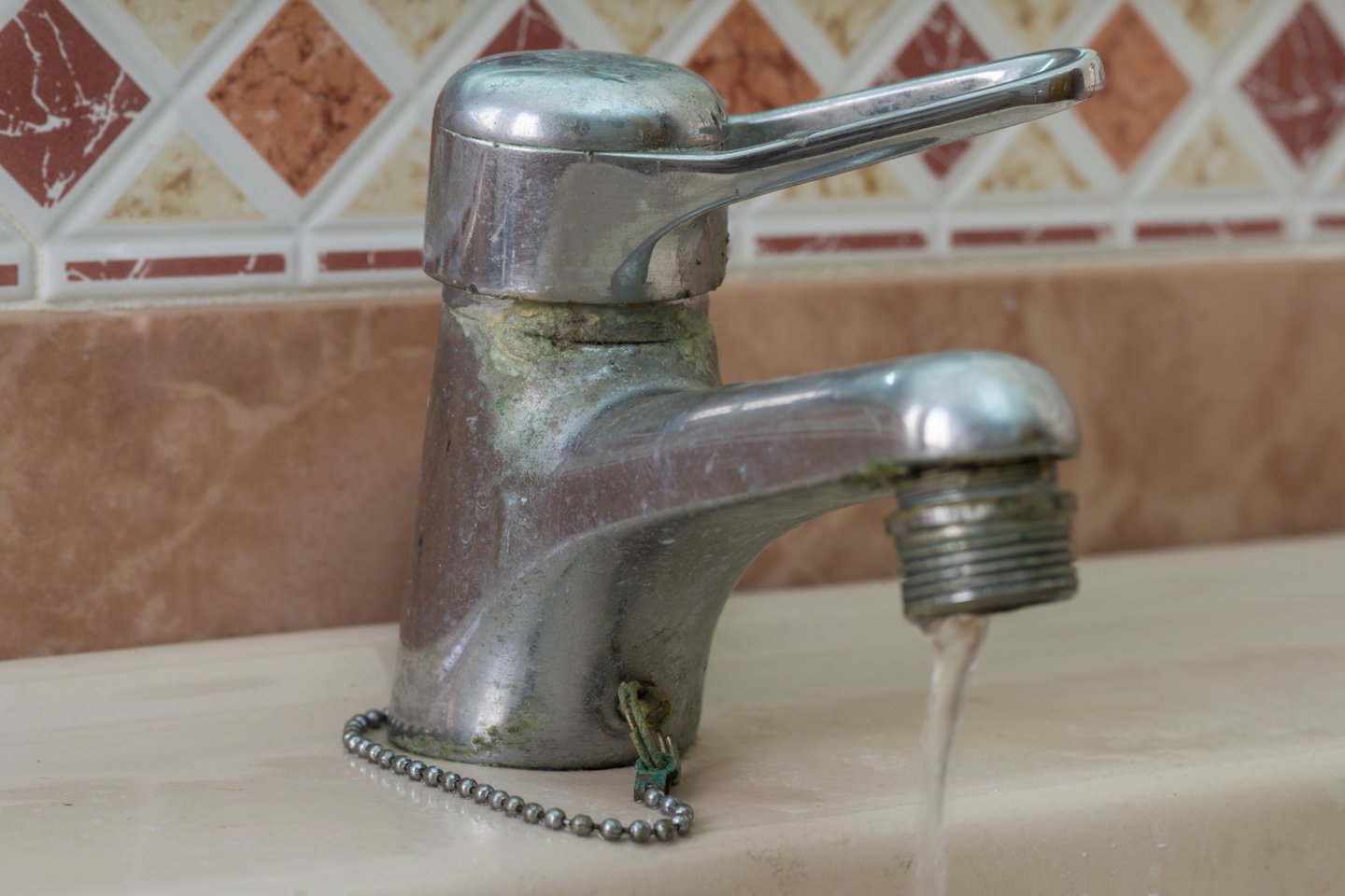 Itin svarbu, kad čiaupai namuose būtų tvarkingi: jei jie nuolat laša, per valandą veltui gali išvarvėti net apie 1 litrą vandens.<br>123 rf nuotr.
