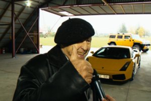 Senjoras 80-mečio proga pasidovanojo „Lamborghini“ ir susidūrė su didele problema