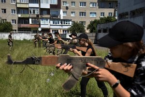 Subombarduoto Chersono paaugliai gailisi „pavogtos“ jaunystės