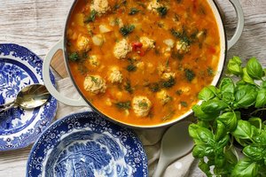 Pietūs viename puode: sotus, gardus ir greitai paruošiamas troškinys su mėsos kukuliais