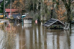 Potvynis Vakarų Lietuvoje: Klaipėdos rajono savivaldybė paskelbė stichinį įvykį, Priekulėje užlieti keliai