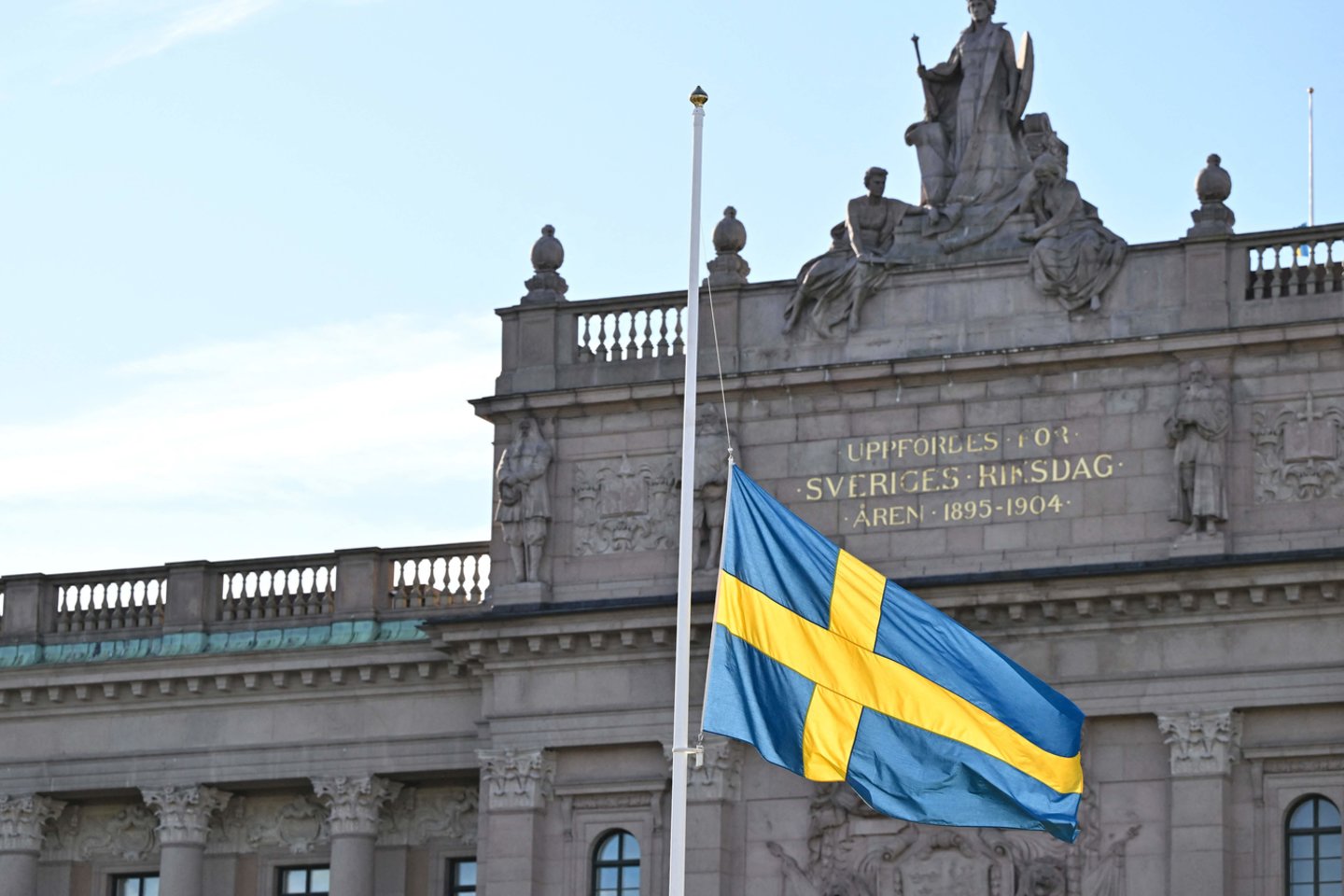 Švedijos parlamento vėliavos nuleistos iki pusės stiebo per teroristinio išpuolio Briuselyje aukų pagerbimo ceremoniją Stokholme, Švedijoje, spalio 17 d. Švedijos žvalgybos agentūra pranešė, kad palieka nepakeistą pavojaus lygį po to, kai Briuselio policija spalio 17 d. nušovė ir mirtinai sužeidė užpuoliką, kaltinamą spalio 16 d. nušovus du švedų futbolo sirgalius.<br>AFP/Scanpix nuotr.